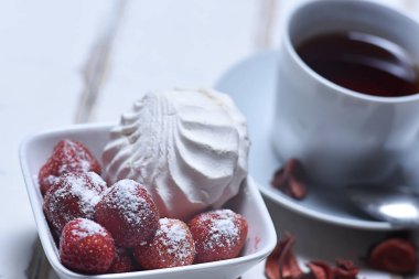 Çay ve marshmallow ile çilek