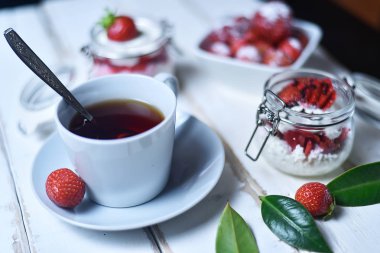 Çay ve çilekli tatlı