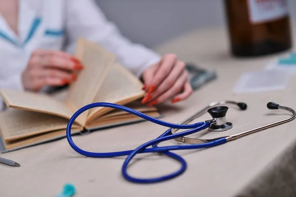 Doktor masada bir kitap okuma