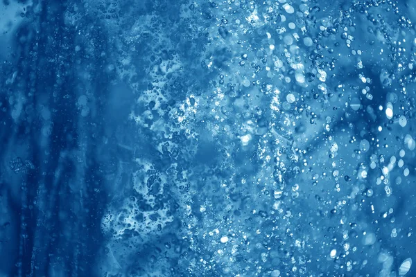 Fuente de spray azul en la noche — Foto de Stock