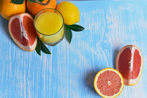 Obst und Saft auf dem Tisch — Stockfoto