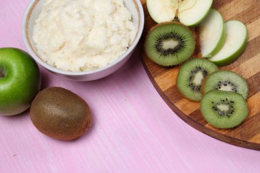 Kahvaltıda meyve püresi