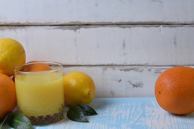 Meyve ve meyve suyu masada