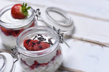 Tablo çilekli tatlı