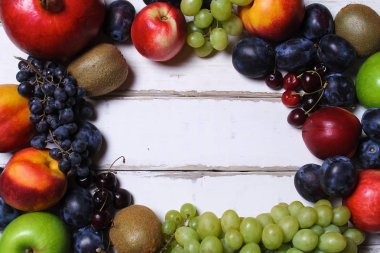 Tahta bir masada meyveler
