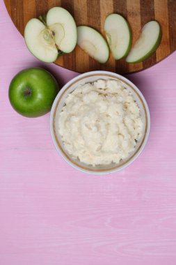 Kahvaltıda meyve püresi