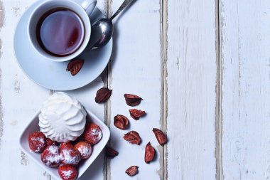 Çay ve marshmallow ile çilek