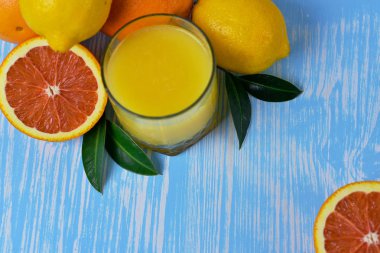 Meyve ve meyve suyu masada