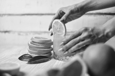 Tahta bir masanın üzerinde yatan turuncu