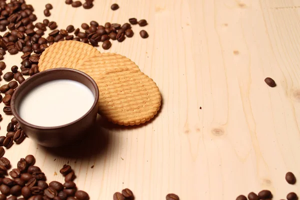 Kaffee und Kekse mit Milch — Stockfoto