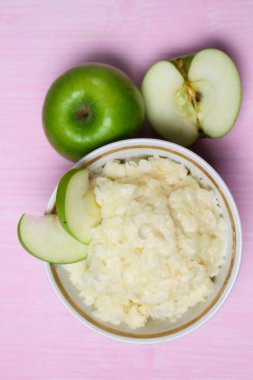 Kahvaltı için Apple ile yulaf lapası