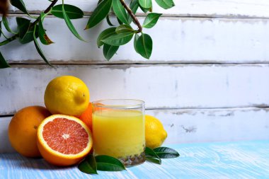 Meyve ve meyve suyu masada