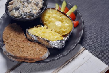 Fırında patates sebze ve mantar ile