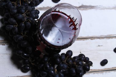 Şarap ve meyve masada.