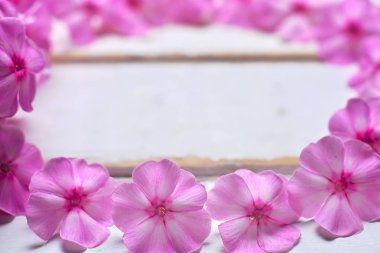 Çerçeve masanın üzerine çiçek