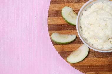 Kahvaltıda meyve püresi