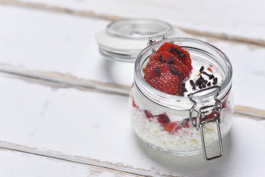 Tablo çilekli tatlı