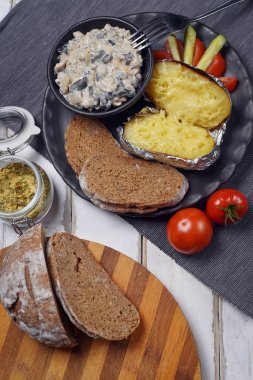 Fırında patates sebze ve mantar ile