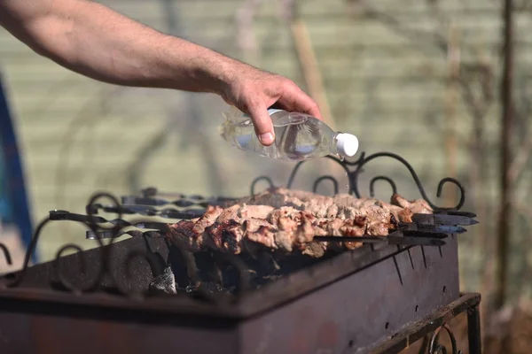 The kebabs are cooked outdoors — Stock Photo, Image