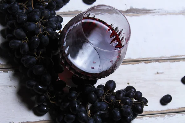 Şarap ve meyve masada.