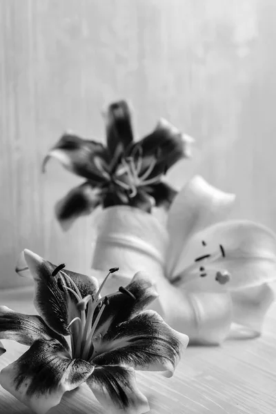 Stora liljor på ett träbord — Stockfoto