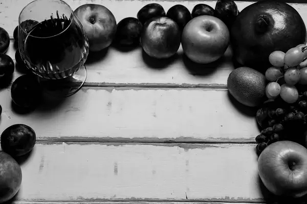 Fruta y vino en la mesa — Foto de Stock
