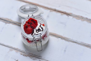 Tablo çilekli tatlı