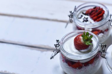 Tablo çilekli tatlı