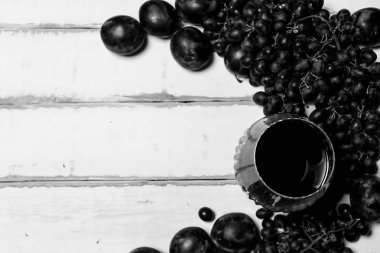 Üzüm ve şarap ahşap bir masa üzerinde