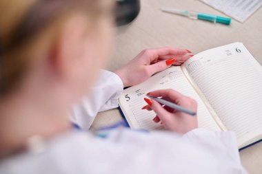 Doktor notlar günlükte yapar.