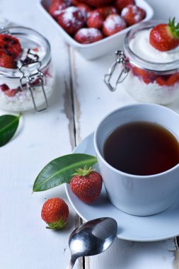 Çay ve çilekli tatlı
