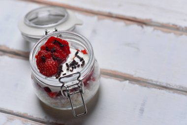 Tablo çilekli tatlı