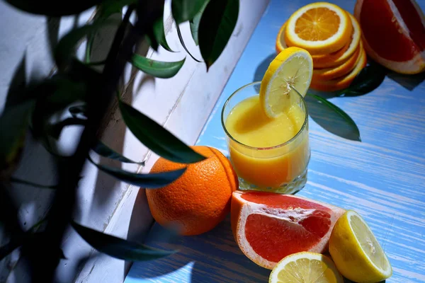 Meyve ve meyve suyu masada