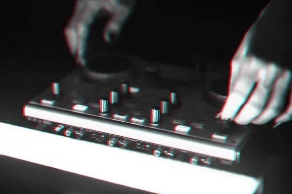 DJ mixer disco osvětlena světlomety — Stock fotografie