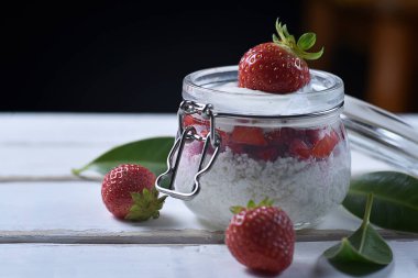 Tablo çilekli tatlı