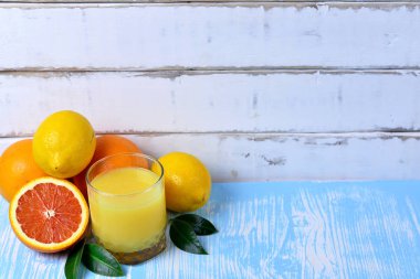 Meyve ve meyve suyu masada