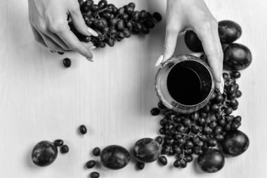 şarap, üzüm ve Erik bileşimi