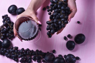 şarap, üzüm ve Erik bileşimi