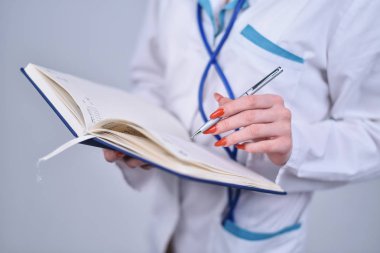 Doktor notlar günlükte yapar.