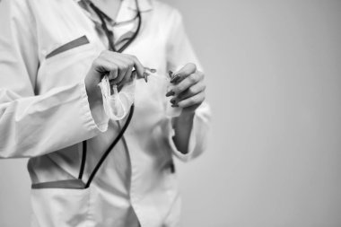 Elinde bir stetoskop