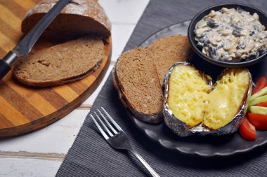 Fırında patates sebze ve mantar ile