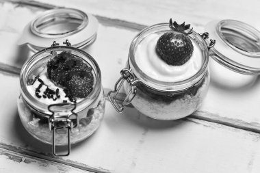 Tablo çilekli tatlı