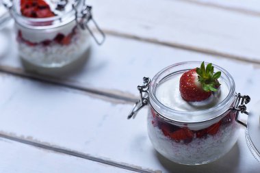 Tablo çilekli tatlı