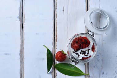 Tablo çilekli tatlı