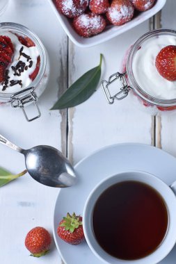 Çay ve çilekli tatlı