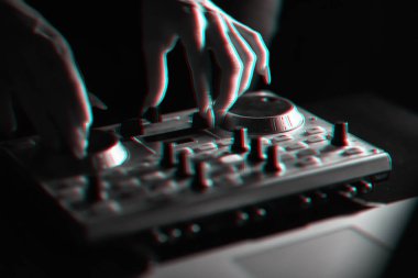 Dj mikser disko tarafından projektörler aydınlatılmış