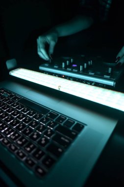 Dj mikser disko tarafından projektörler aydınlatılmış
