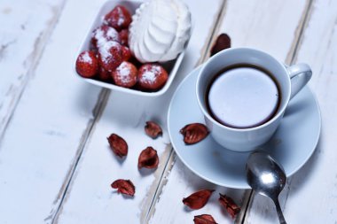 Çay ve marshmallow ile çilek