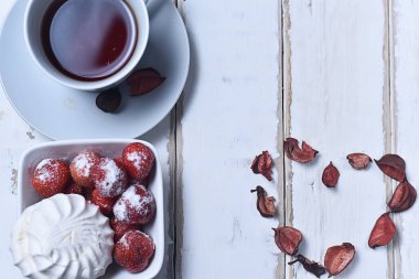 Çay ve marshmallow ile çilek