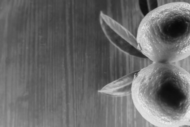 tahta bir masanın üzerinde yatan limon